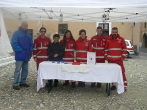 Nella foto il gruppo di volontari Cri con i genitori di Cristina, rappresentanti per il territorio novarese dell’Associazione Italiana Familiari Vittime della Strada, sul sagrato della Chiesa di Galliate: Luca De Paoli, Caterina Valesella, Delia Zambolin, Matteo Carlini e Daniele Calvano